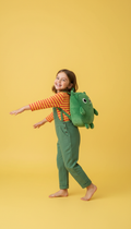 Overol verde hoja con mochila personaje