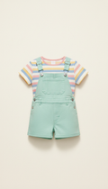 Peto corto verde menta con camiseta a rayas